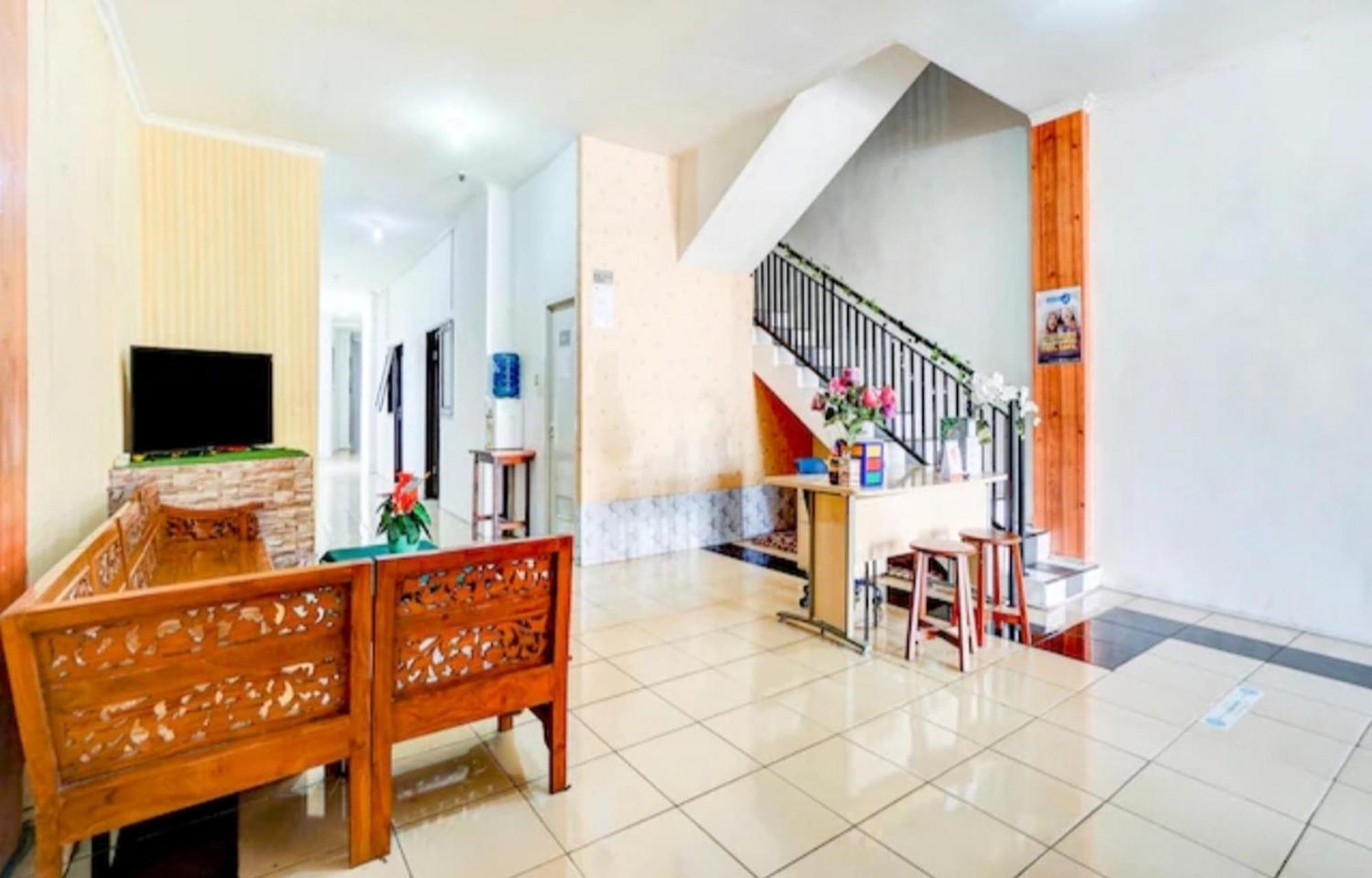 Hotel Reddoorz Near Plaza Araya Malang Blimbing  Exterior foto
