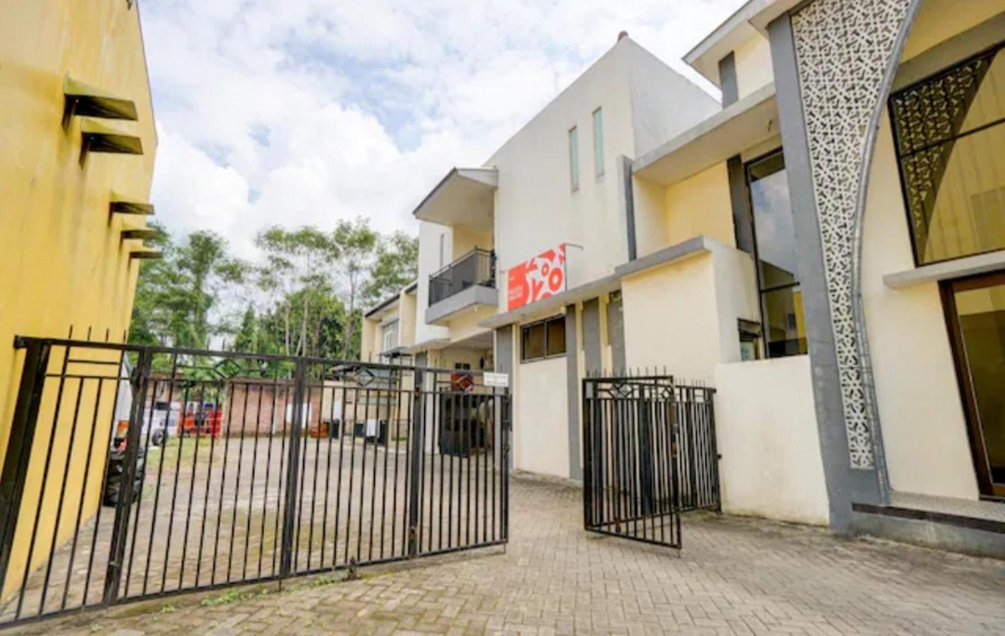 Hotel Reddoorz Near Plaza Araya Malang Blimbing  Exterior foto